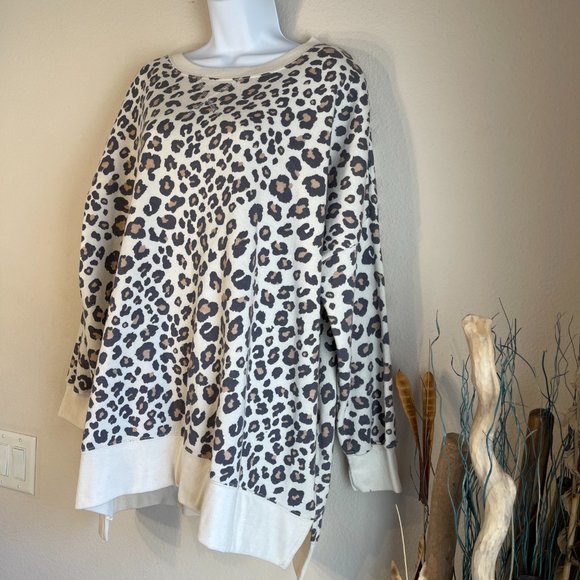 Ocean Drive Clothing Cheetah sweatshirt oversized Cream size L NWT - Picture 3 of 14